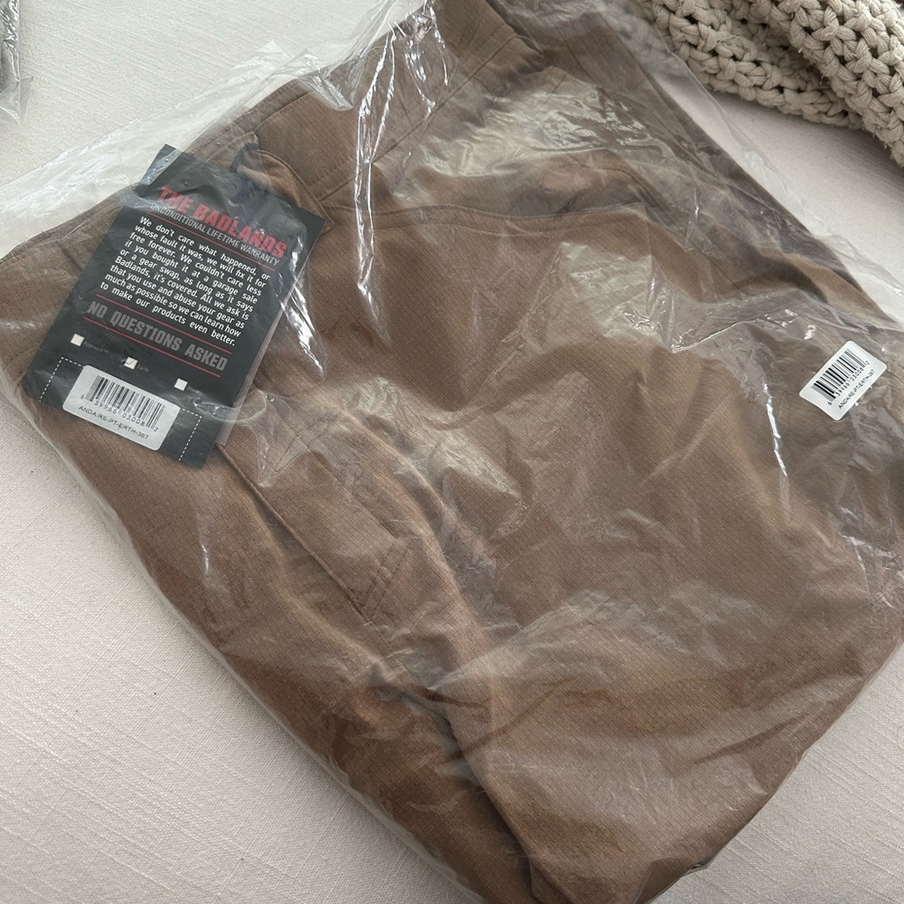 Badlands Men's Tan Cargo Pants - Picture 4 of 4